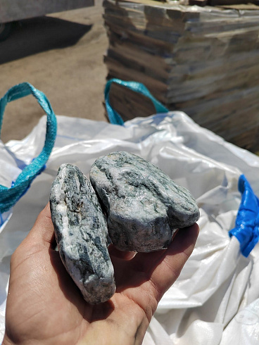 фото Галтованный жадеит (фр. 70-100 мм)  купить в Нововоронеже в интернет-портале КАМЕНЬ КЛУБ