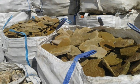 Kamenclub.ru: Песчаник колотый для облицовки (фр. 2-3 см)  купить в Нововоронеже песчаник бежевый серый рыжий песчаник строительный 5000 руб/т   фото КАМЕНЬ КЛУБ