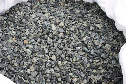 Kamenclub.ru: Щебень галтованный зеленый (змеевик) фр. 20-40 мм.  купить в Нововоронеже мрамор зеленый, салатовый оголтованный щебень мраморный 12500 руб/т   фото КАМЕНЬ КЛУБ