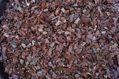 Kamenclub.ru: Щебень крошка красный (ЯШМА) фр. 10-20 мм.  купить в Нововоронеже яшма красный, бордовый, оранжевый, рыжий декоративный каменный ландшафтный щебень колотый 9000 руб/т   фото КАМЕНЬ КЛУБ