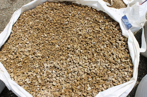 Kamenclub.ru: Щебень крошка желтый (песчаник) фр. 10-20 мм.  купить в Нововоронеже песчаник бежевый, серый, рыжий декоративный ландшафтный щебень колотый 9500 руб/т   фото КАМЕНЬ КЛУБ