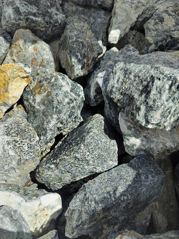 фото Галтованный жадеит (фр. 70-100 мм)  купить в Нововоронеже в интернет-портале КАМЕНЬ КЛУБ