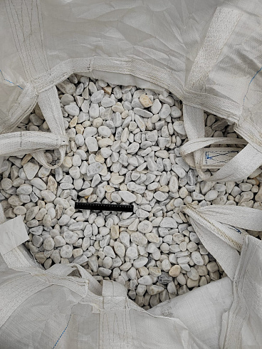 Kamenclub.ru: Мраморная крошка (щебень галтованный белый) фр.40-70 мм.  купить в Нововоронеже мрамор белый молочный айвори окатанный округлый природный камень 17000 руб/т   фото КАМЕНЬ КЛУБ