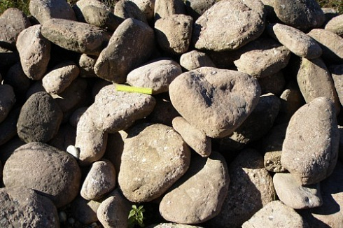 Kamenclub.ru: Конгломераты фр. 300-1000 мм.  купить в Нововоронеже кварц мрамор диабаз коричневый, серый зеленоватый речной валун крупный 6500 руб/т   фото КАМЕНЬ КЛУБ