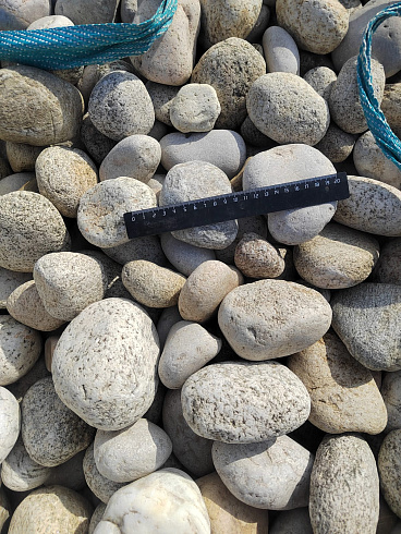 Kamenclub.ru: Галька речная окат (серо-белая) фр. 70-120 мм купить  в Нововоронеже галька галечник бело-серая, серо-белая, серая, белая речная природная галька  8000 руб/т   фото КАМЕНЬ КЛУБ