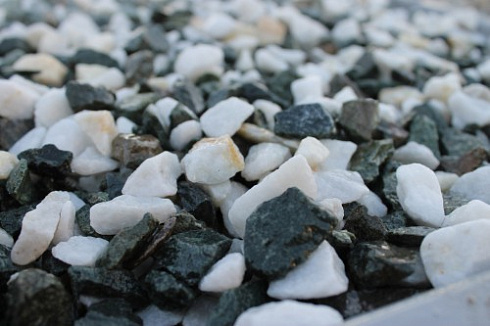 Kamenclub.ru: Мраморная крошка (щебень крошка микс: белый-зеленый) фр. 10-20 мм.  купить в Нововоронеже мрамор белый, зеленый каменная ландшафтная декоративная крошка щебня 9500 руб/т   фото КАМЕНЬ КЛУБ