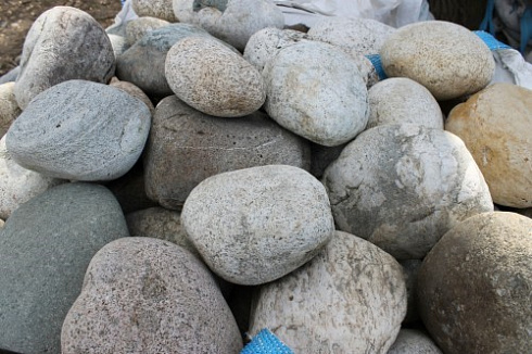 Kamenclub.ru: Речной валун (Ассорти) фр.100-300 мм.  купить в Нововоронеже галечник серый, темно-серый, светло-серый речная галька крупных размеров 4200 руб/т   фото КАМЕНЬ КЛУБ