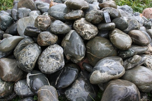 Kamenclub.ru: Валунчик Паутинник фр.100-300 мм  купить в Нововоронеже крупный природный камень галечник темно-серый с прожилками белый черный речной валунчик 5000 руб/т   фото КАМЕНЬ КЛУБ