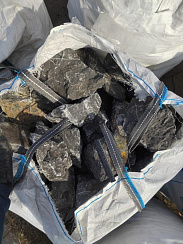 Kamenclub.ru: Черный мрамор скальник фр. 100-500 мм.  купить в Нововоронеже мрамор черный белый серый крупный колотый валун ландшафтный 8500 руб/т   фото КАМЕНЬ КЛУБ