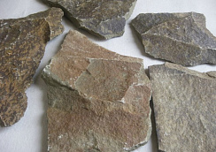 Kamenclub.ru: Песчаник пластушка "фонтанка" серо-зеленая (3,0-5,0 см)  купить в Нововоронеже песчаник серо-зеленая колотые плитки облицовочные пластушки 11400 руб/м3   фото КАМЕНЬ КЛУБ