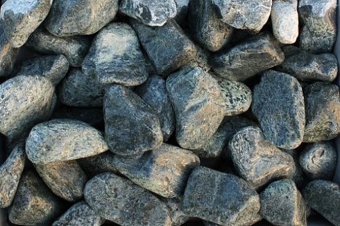 Kamenclub.ru: Щебень галтованный зеленый (змеевик) фр. 50-100 мм.  купить в Нововоронеже галтовка мраморная зеленый, салатовый мрамор 12 500 руб/т   фото КАМЕНЬ КЛУБ