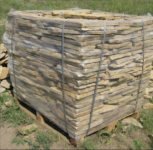 Kamenclub.ru: Песчаник пластушка желтый с рисунком (3 см)  купить в Нововоронеже песчаник желтый с рисунком, рыжий, желтый песчаник пластушка ландшафтная рваная 8 500 руб/м3   фото КАМЕНЬ КЛУБ