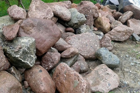 Kamenclub.ru: Конгломераты фр. 300-1000 мм.  купить в Нововоронеже кварц мрамор диабаз коричневый, серый зеленоватый речной валун крупный 6500 руб/т   фото КАМЕНЬ КЛУБ