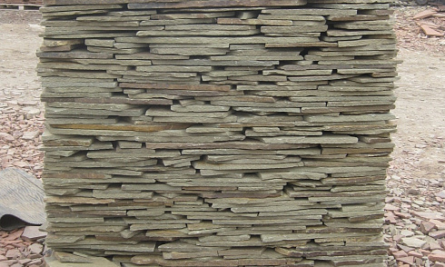 Kamenclub.ru: Песчаник пластушка серо-зеленый (4,0 см- 5,0 см)  купить в Нововоронеже песчаник серо-зеленый, серый, зеленый песчаник рваный ландшафтный колотый 9000 руб/м3   фото КАМЕНЬ КЛУБ