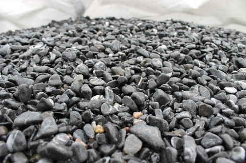 Kamenclub.ru: Щебень галтованный черный (мрамор) фр.10-20 мм.  купить в Нововоронеже мрамор черный с белыми прожилками, черный, белый окатанный округлый ландшафтный декоративный щебень 15000 руб/т   фото КАМЕНЬ КЛУБ