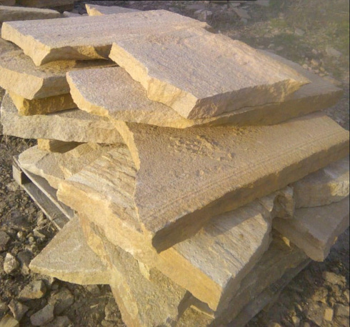 Kamenclub.ru: Форматный камень (плаха) пошаговая дорожка от 70-150 см (4 -12 см)  купить в Нововоронеже плитняк  форматный плаха желтый песчаник 9 000 руб/т   фото КАМЕНЬ КЛУБ