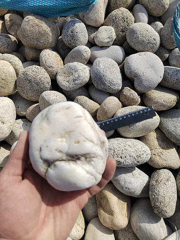 Kamenclub.ru: Галька речная окат (серо-белая) фр. 70-120 мм купить  в Нововоронеже галька галечник бело-серая, серо-белая, серая, белая речная природная галька  8000 руб/т   фото КАМЕНЬ КЛУБ