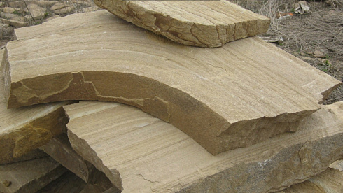 Kamenclub.ru: Форматный камень (плаха) пошаговая дорожка от 70-150 см (4 -12 см)  купить в Нововоронеже плитняк  форматный плаха желтый песчаник 9 000 руб/т   фото КАМЕНЬ КЛУБ