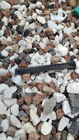 Kamenclub.ru: Мраморная крошка (щебень крошка микс : белый-черный-розовый) фр. 20-40 мм.  купить в Нововоронеже мрамор белый, черный, розовый декоративная ландшафтная крошка 12000 руб/т   фото КАМЕНЬ КЛУБ