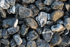 Kamenclub.ru: Щебень галтованный черный (мрамор) фр. 50-100 мм.  купить в Нововоронеже мрамор черный с белыми прожилками щебень ландшафтный мраморный 15000 руб/т   фото КАМЕНЬ КЛУБ