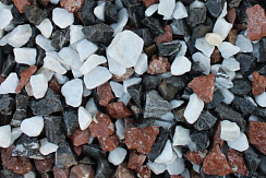 Kamenclub.ru: Мраморная крошка (щебень крошка микс : белый-черный-розовый) фр. 3-5 мм.  купить в Нововоронеже мрамор белый, черный, розовый, разноцветный мраморная каменная крошка декорвтивная 12000 руб/т   фото КАМЕНЬ КЛУБ