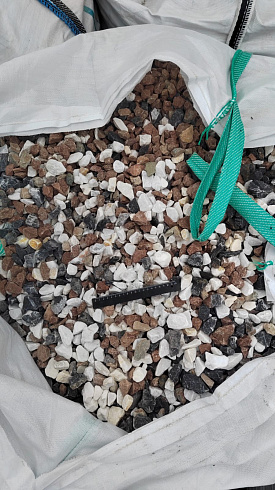 Kamenclub.ru: Мраморная крошка (щебень крошка микс : белый-черный-розовый) фр. 20-40 мм.  купить в Нововоронеже мрамор белый, черный, розовый декоративная ландшафтная крошка 12000 руб/т   фото КАМЕНЬ КЛУБ