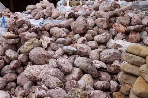 Kamenclub.ru: Розовый валунчик фр.100-300 мм.  купить в Нововоронеже крупный природный камень розовый, серый молочный красный речной галечник природный 7850 руб/т   фото КАМЕНЬ КЛУБ