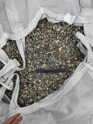 Kamenclub.ru: Галька речная окат (серая) фр.10-20 мм купить  в Нововоронеже галька речная серая, серый, темно-серый, светло-серый, коричневый ландшафтная декоративная речная окатанная округлая галька 5000 руб/т   фото КАМЕНЬ КЛУБ