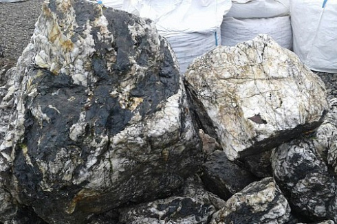 Kamenclub.ru: Черный гранит - кварцит фр. 100-500 мм.  купить в Нововоронеже мрамор гранит черный с белыми прожилками, серый, белый валун скальный колотый 7000 руб/т   фото КАМЕНЬ КЛУБ