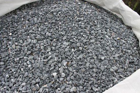 Kamenclub.ru: Щебень галтованный черный (мрамор) фр.10-20 мм.  купить в Нововоронеже мрамор черный с белыми прожилками, черный, белый окатанный округлый ландшафтный декоративный щебень 15000 руб/т   фото КАМЕНЬ КЛУБ