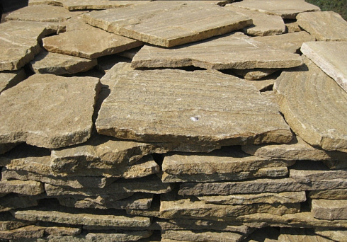 Kamenclub.ru: Песчаник пластушка желтый с рисунком (3 см)  купить в Нововоронеже песчаник желтый с рисунком, рыжий, желтый песчаник пластушка ландшафтная рваная 8 500 руб/м3   фото КАМЕНЬ КЛУБ