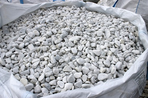 Kamenclub.ru: Мраморная крошка (щебень галтованный белый), фр.20-40 мм.  купить в Нововоронеже мрамор белый бежевый молочный мраморный щебень декоративный 17000 руб/т   фото КАМЕНЬ КЛУБ