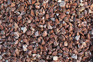 Kamenclub.ru: Мраморная крошка (щебень галтованный розовый) фр.40-70 мм.  купить в Нововоронеже мрамор розовый, красный галтовка мраморная щебня 15000 руб/т   фото КАМЕНЬ КЛУБ