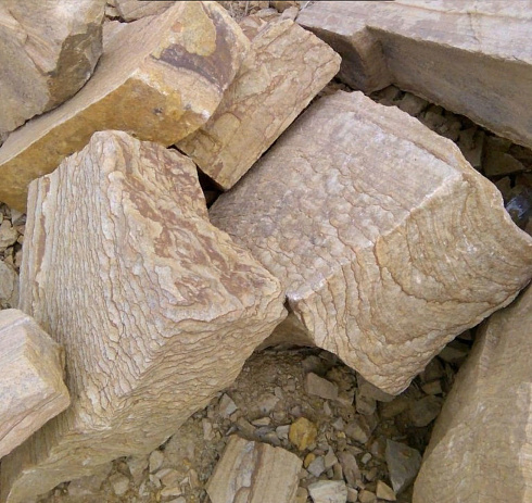 Kamenclub.ru: Песчаник пластушка желтый с рисунком (7-15 см)  купить в Нововоронеже плитняк - пластушка - бут желтый песчаник 10200 руб/м3   фото КАМЕНЬ КЛУБ