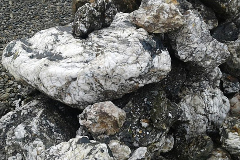 Kamenclub.ru: Черный гранит - кварцит фр. 100-500 мм.  купить в Нововоронеже мрамор гранит черный с белыми прожилками, серый, белый валун скальный колотый 7000 руб/т   фото КАМЕНЬ КЛУБ