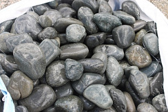 Kamenclub.ru: Темно-серый валунчик фр.100-300 мм.  купить в Нововоронеже крупный природный камень серый, темно-серый, светло-серый речная галька большого размера окатанная 4500 руб/т   фото КАМЕНЬ КЛУБ