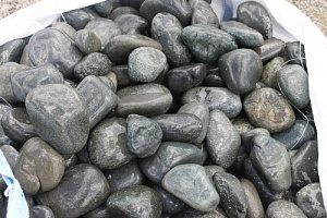 Kamenclub.ru: Темно-серый валунчик фр.100-300 мм.  купить в Нововоронеже крупный природный камень серый, темно-серый, светло-серый речная галька большого размера окатанная 4500 руб/т   фото КАМЕНЬ КЛУБ