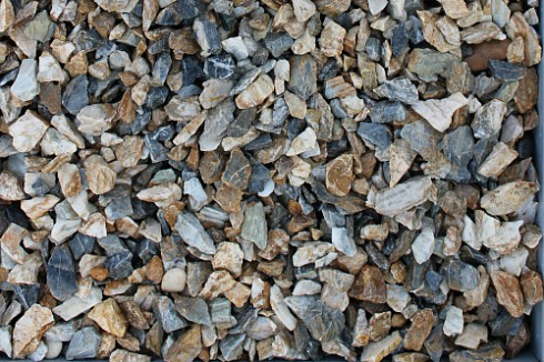 Kamenclub.ru: Мраморная крошка (щебень крошка медовый), фр. 10-20 мм.  купить в Нововоронеже песчаник бежевый, серый каменная ландшафтная крошка  12000 руб/т   фото КАМЕНЬ КЛУБ