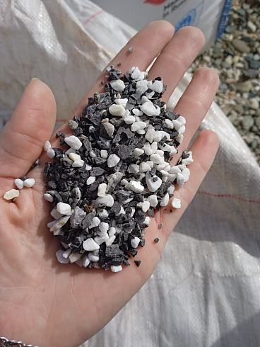 Kamenclub.ru: Мраморная крошка (щебень галтованный микс:белый-черный-розовый-медовый) фр.5-10 мм.  купить в Нововоронеже мрамор белый, медовый, черный, розовый мраморный галтованный щебень декоративный ландшафтный 15500 руб/т   фото КАМЕНЬ КЛУБ