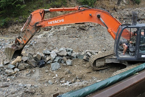 Kamenclub.ru: Гранит скальник (серо-зеленый) фр. 100-500 мм.  купить в Нововоронеже гранит зеленый, серый, салатовый крупный ландшафтный валун 6 000 руб/т   фото КАМЕНЬ КЛУБ