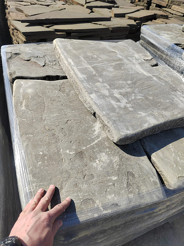 Kamenclub.ru: Песчаник пластушка галтованная светло-серая (3,0 см)  купить в Нововоронеже песчаник светло-серый, серый ландшафтный камень рваный колотый 21000 руб/м3   фото КАМЕНЬ КЛУБ