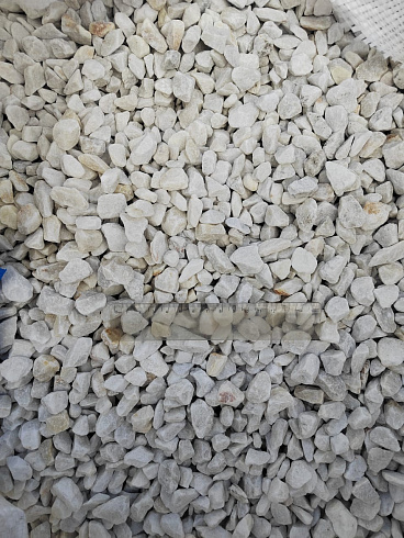 Kamenclub.ru: Мраморная крошка, щебень, цвет-белый, фр. 10-20 мм.  купить в Нововоронеже мрамор белый, молочный айвори каменная ландшафтная декоративная крошка шебня 12000 руб/т   фото КАМЕНЬ КЛУБ