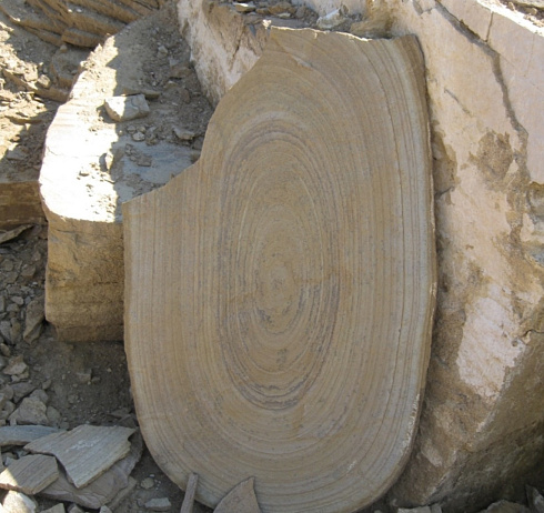 Kamenclub.ru: Форматный камень (плаха) пошаговая дорожка от 70-150 см (4 -12 см)  купить в Нововоронеже плитняк  форматный плаха желтый песчаник 9 000 руб/т   фото КАМЕНЬ КЛУБ