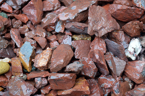 Kamenclub.ru: Щебень крошка красный (ЯШМА) фр. 20-40 мм.  купить в Нововоронеже яшма красный, бордовый декоративный ландшафтный щебень 9000 руб/т   фото КАМЕНЬ КЛУБ
