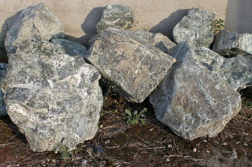 Kamenclub.ru: Змеевик скальник фр. 500-1500 мм.  купить в Нововоронеже змеевик зеленый серый черный глыба скальная колотая 7500 руб/т   фото КАМЕНЬ КЛУБ