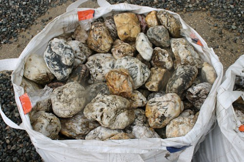 Kamenclub.ru: Кварцевый валунчик фр.100-300 мм.  купить в Нововоронеже кварц белый, бежевый молочный рыжий крупный природный камень галечник 7850 руб/т   фото КАМЕНЬ КЛУБ