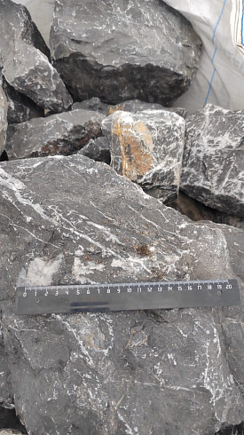 Kamenclub.ru: Черный мрамор скальник фр. 100-500 мм.  купить в Нововоронеже мрамор черный белый серый крупный колотый валун ландшафтный 8500 руб/т   фото КАМЕНЬ КЛУБ