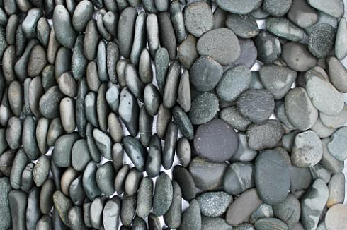 Kamenclub.ru: Галька речная плоская (темно-серая) фр. 70-150 мм. купить  в Нововоронеже галечник природный темно-серый серый синий речная плоская природная окатанная  9000 руб/т   фото КАМЕНЬ КЛУБ