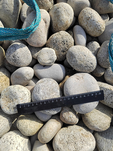 Kamenclub.ru: Галька речная окат (серо-белая) фр. 70-120 мм купить  в Нововоронеже галька галечник бело-серая, серо-белая, серая, белая речная природная галька  8000 руб/т   фото КАМЕНЬ КЛУБ