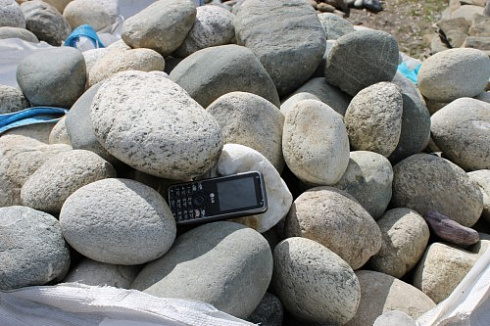 Kamenclub.ru: Речной валун (Ассорти) фр.100-300 мм.  купить в Нововоронеже галечник серый, темно-серый, светло-серый речная галька крупных размеров 4200 руб/т   фото КАМЕНЬ КЛУБ